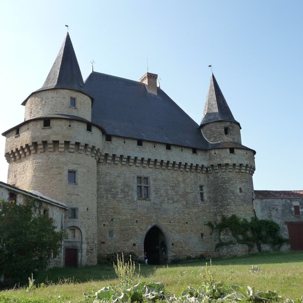 croix des fontenelles vendée Château de Sigournais